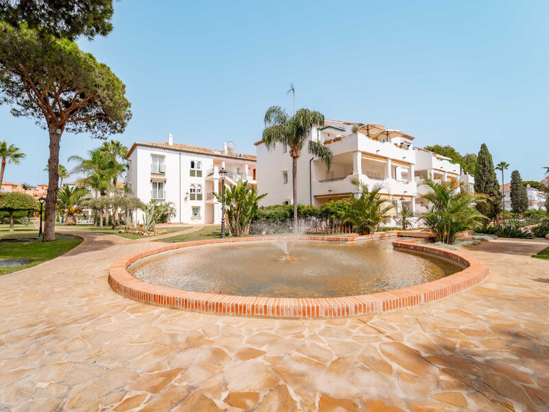 FOR SALE 🏡 Three-Bedroom Corner Apartment with Tourist Licence, Five Minutes from the Beach – New Golden Mile, Estepona 🇪🇸