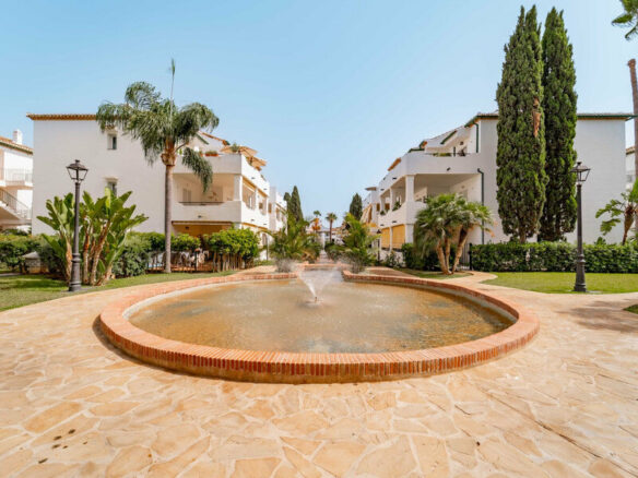 FOR SALE 🏡 Three-Bedroom Corner Apartment with Tourist Licence, Five Minutes from the Beach – New Golden Mile, Estepona 🇪🇸