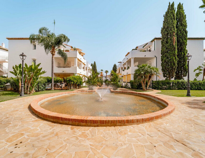 FOR SALE 🏡 Three-Bedroom Corner Apartment with Tourist Licence, Five Minutes from the Beach – New Golden Mile, Estepona 🇪🇸