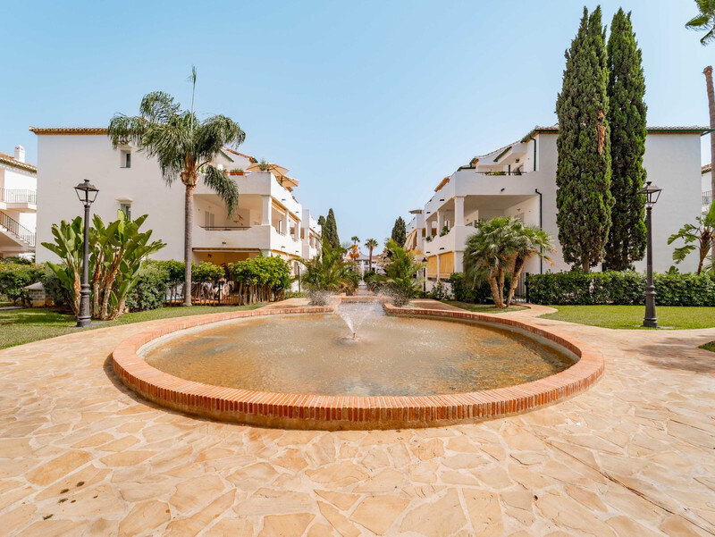 FOR SALE 🏡 Three-Bedroom Corner Apartment with Tourist Licence, Five Minutes from the Beach – New Golden Mile, Estepona 🇪🇸