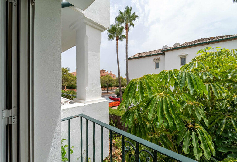 FOR SALE 🏡 Three-Bedroom Corner Apartment with Tourist Licence, Five Minutes from the Beach – New Golden Mile, Estepona 🇪🇸