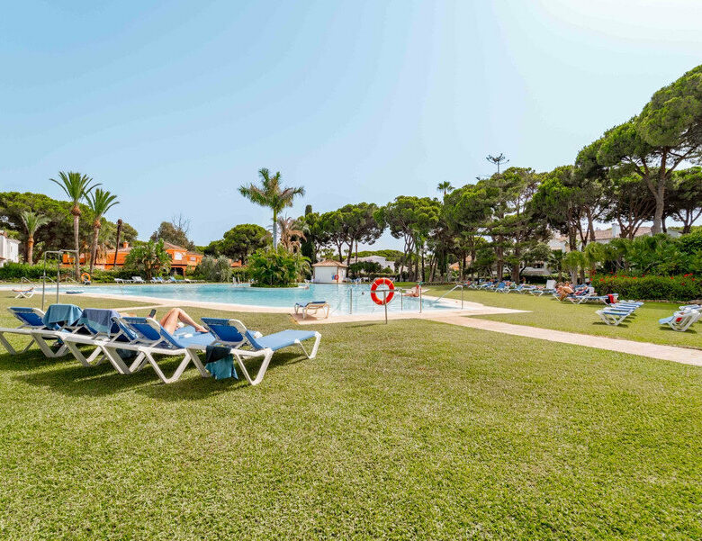 FOR SALE 🏡 Three-Bedroom Corner Apartment with Tourist Licence, Five Minutes from the Beach – New Golden Mile, Estepona 🇪🇸