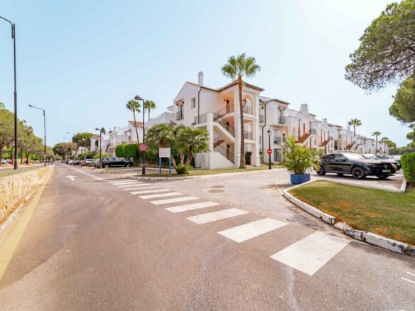 FOR SALE 🏡 Three-Bedroom Corner Apartment with Tourist Licence, Five Minutes from the Beach – New Golden Mile, Estepona 🇪🇸