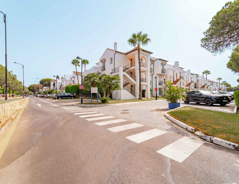 FOR SALE 🏡 Three-Bedroom Corner Apartment with Tourist Licence, Five Minutes from the Beach – New Golden Mile, Estepona 🇪🇸