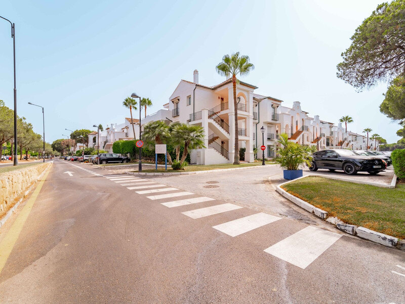 FOR SALE 🏡 Three-Bedroom Corner Apartment with Tourist Licence, Five Minutes from the Beach – New Golden Mile, Estepona 🇪🇸
