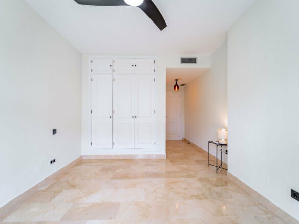 FOR SALE 🏡 Three-Bedroom Corner Apartment with Tourist Licence, Five Minutes from the Beach – New Golden Mile, Estepona 🇪🇸