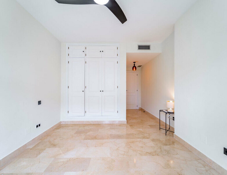 FOR SALE 🏡 Three-Bedroom Corner Apartment with Tourist Licence, Five Minutes from the Beach – New Golden Mile, Estepona 🇪🇸