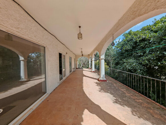 FOR SALE 🏡 Five-Bedroom Villa to Renovate with Guest Apartment and Divisible Plot – Sierra Blanca, Marbella 🇪🇸