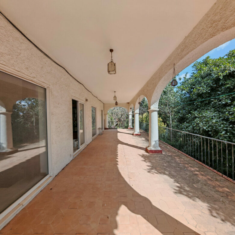 FOR SALE 🏡 Five-Bedroom Villa to Renovate with Guest Apartment and Divisible Plot – Sierra Blanca, Marbella 🇪🇸