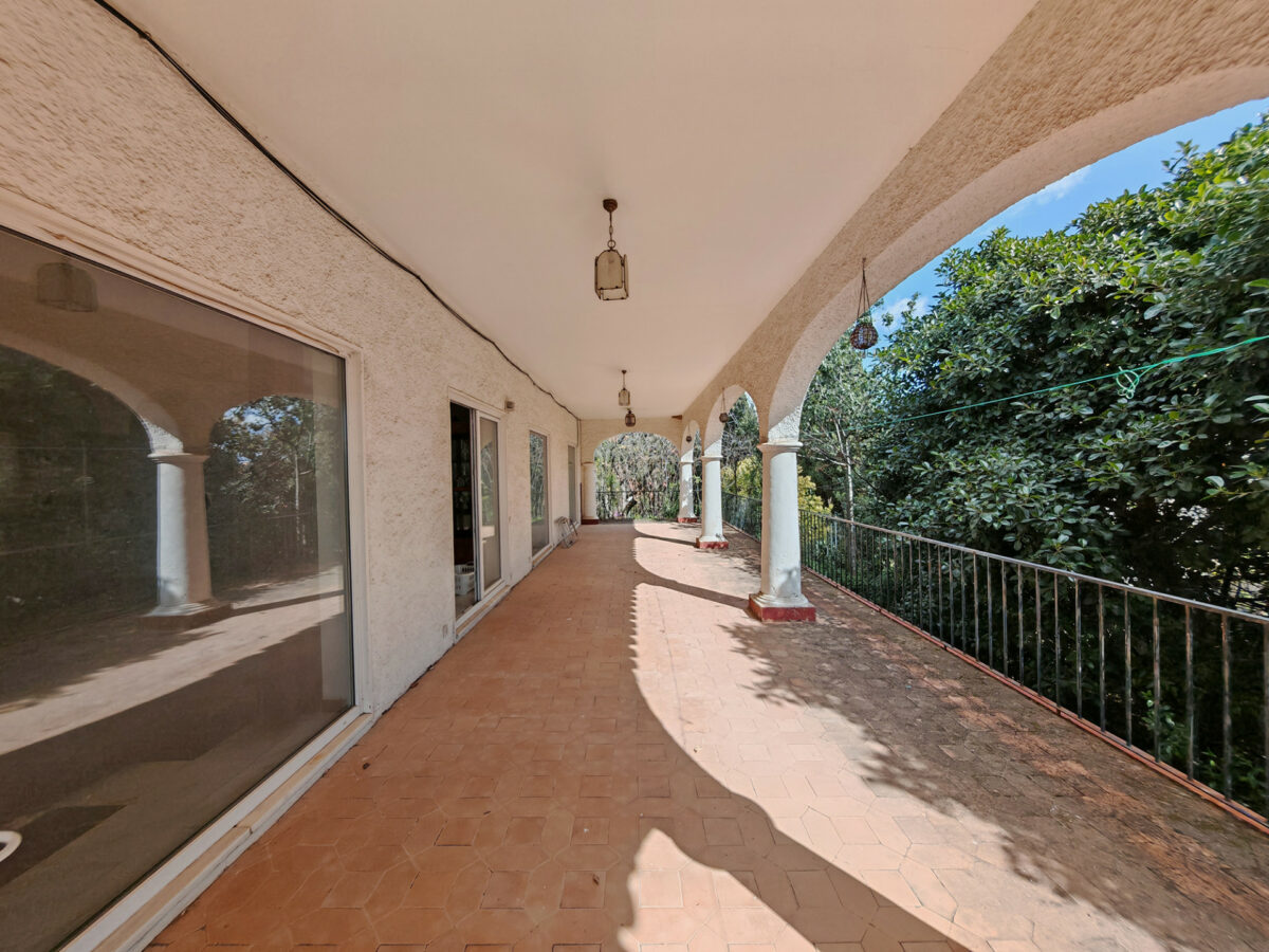 FOR SALE 🏡 Five-Bedroom Villa to Renovate with Guest Apartment and Divisible Plot – Sierra Blanca, Marbella 🇪🇸