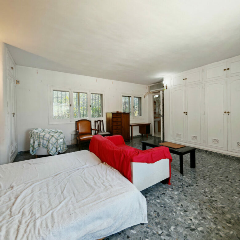FOR SALE 🏡 Five-Bedroom Villa to Renovate with Guest Apartment and Divisible Plot – Sierra Blanca, Marbella 🇪🇸