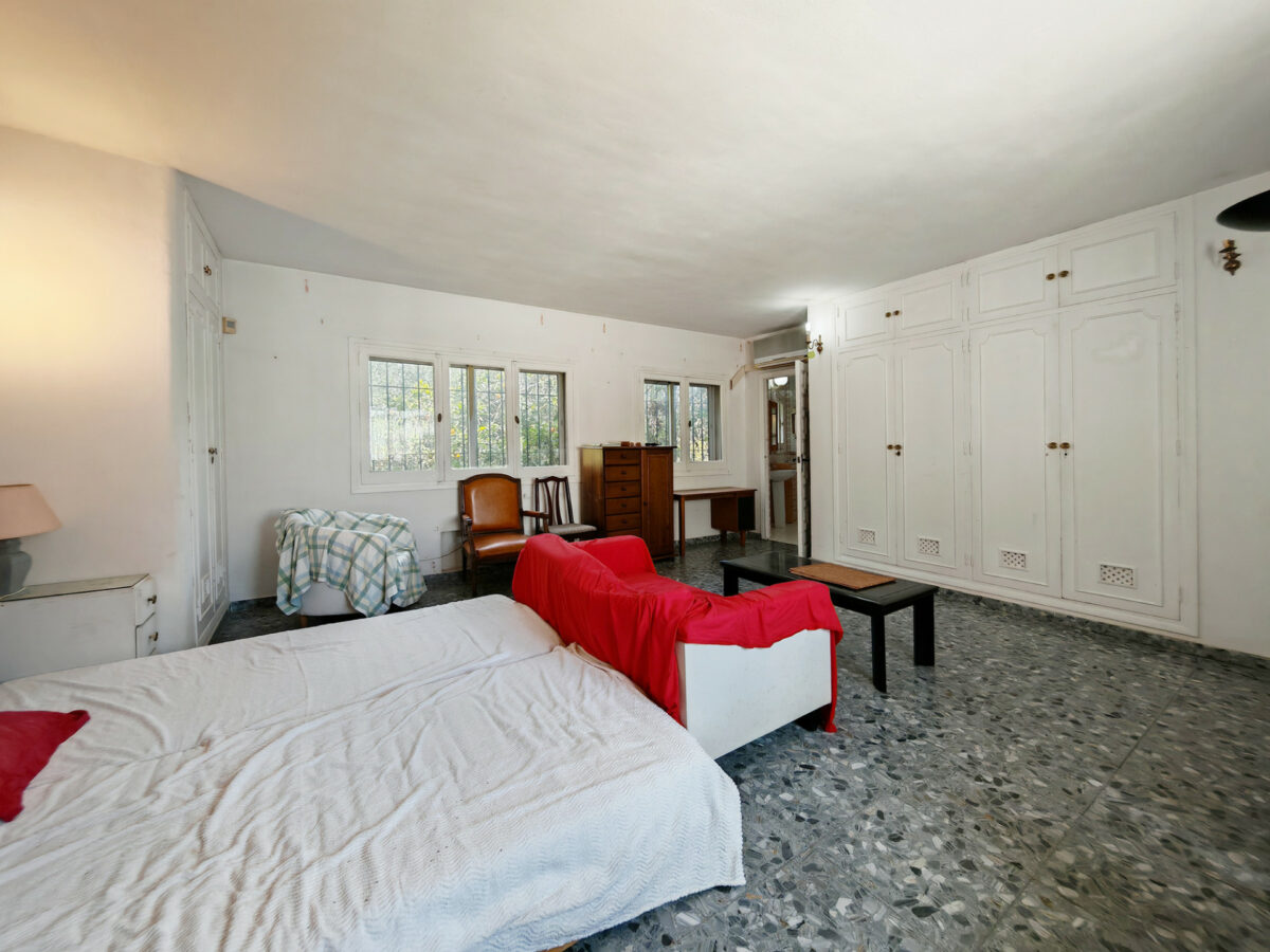 FOR SALE 🏡 Five-Bedroom Villa to Renovate with Guest Apartment and Divisible Plot – Sierra Blanca, Marbella 🇪🇸