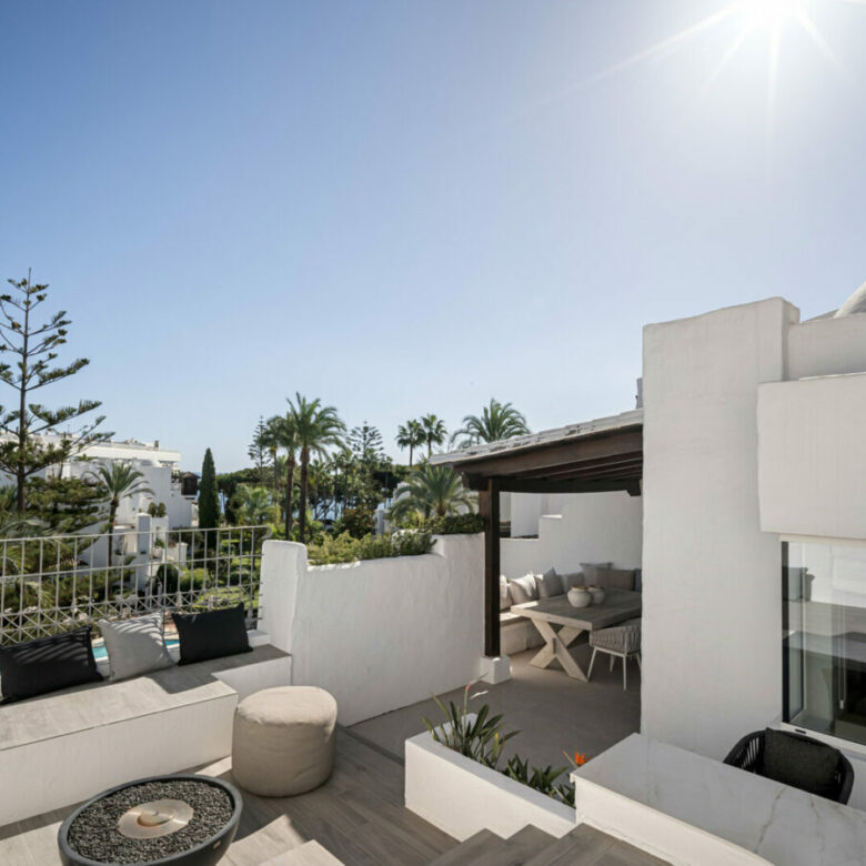 FOR SALE 🏡 Frontline Beach Duplex Penthouse with Rooftop Terrace and Sea Views – Golden Mile, Marbella 🇪🇸