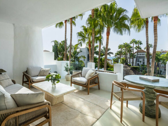 FOR SALE 🏡 Fully Renovated Four-Bedroom Duplex Penthouse Steps from the Beach – Golden Mile, Marbella 🇪🇸