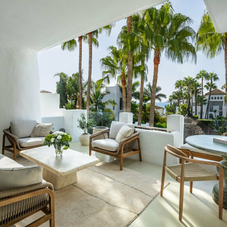 FOR SALE 🏡 Fully Renovated Four-Bedroom Duplex Penthouse Steps from the Beach – Golden Mile, Marbella 🇪🇸