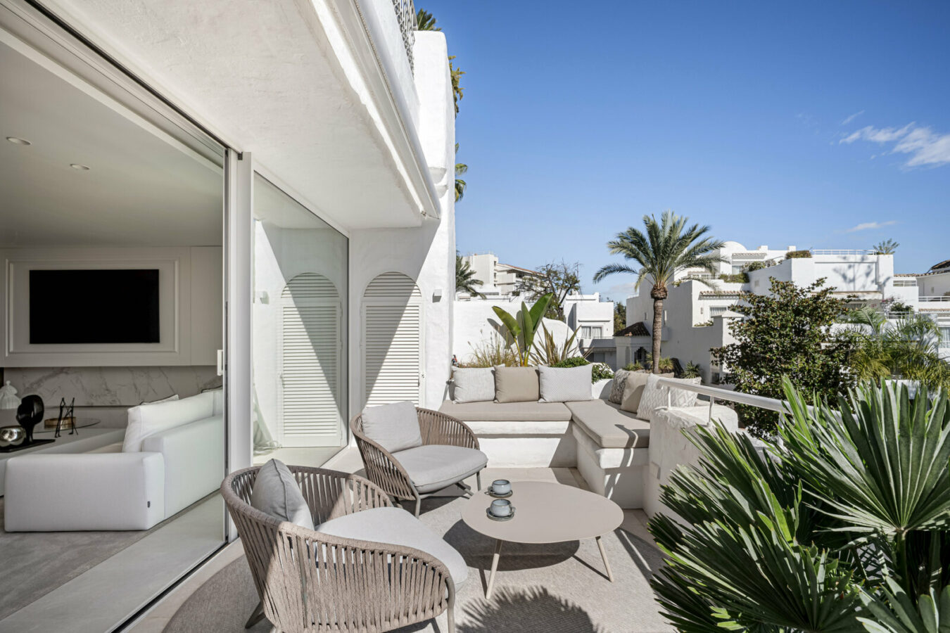 FOR SALE 🏡 Frontline Beach Duplex Penthouse with Rooftop Terrace and Sea Views – Golden Mile, Marbella 🇪🇸