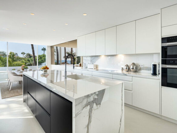 FOR SALE 🏡 Fully Renovated Four-Bedroom Duplex Penthouse Steps from the Beach – Golden Mile, Marbella 🇪🇸