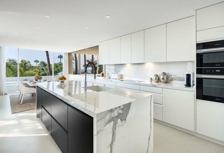 FOR SALE 🏡 Fully Renovated Four-Bedroom Duplex Penthouse Steps from the Beach – Golden Mile, Marbella 🇪🇸