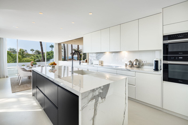 FOR SALE 🏡 Fully Renovated Four-Bedroom Duplex Penthouse Steps from the Beach – Golden Mile, Marbella 🇪🇸