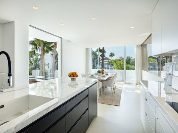 FOR SALE 🏡 Fully Renovated Four-Bedroom Duplex Penthouse Steps from the Beach – Golden Mile, Marbella 🇪🇸