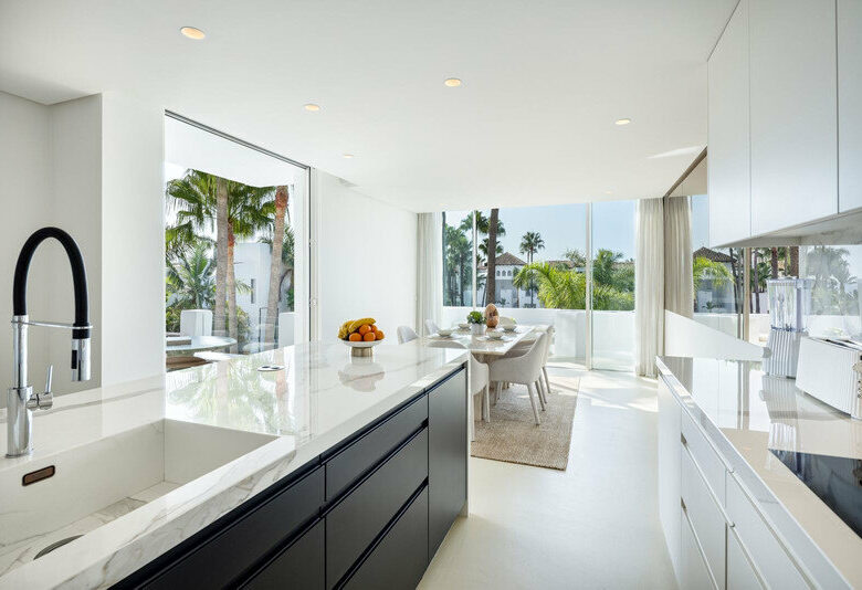 FOR SALE 🏡 Fully Renovated Four-Bedroom Duplex Penthouse Steps from the Beach – Golden Mile, Marbella 🇪🇸