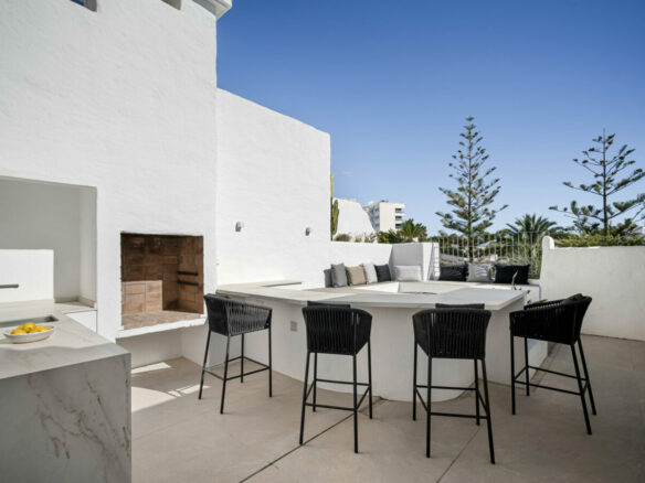 FOR SALE 🏡 Frontline Beach Duplex Penthouse with Rooftop Terrace and Sea Views – Golden Mile, Marbella 🇪🇸