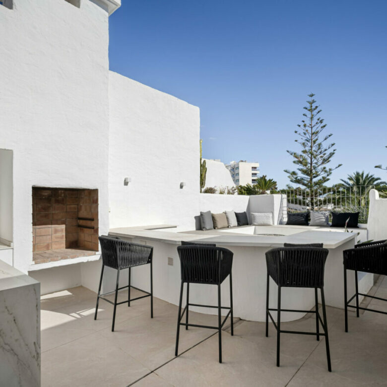 FOR SALE 🏡 Frontline Beach Duplex Penthouse with Rooftop Terrace and Sea Views – Golden Mile, Marbella 🇪🇸