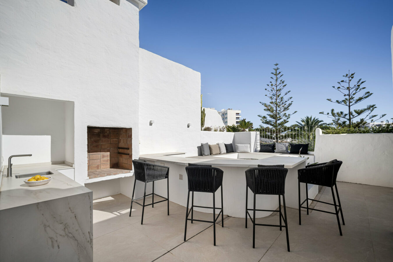 FOR SALE 🏡 Frontline Beach Duplex Penthouse with Rooftop Terrace and Sea Views – Golden Mile, Marbella 🇪🇸