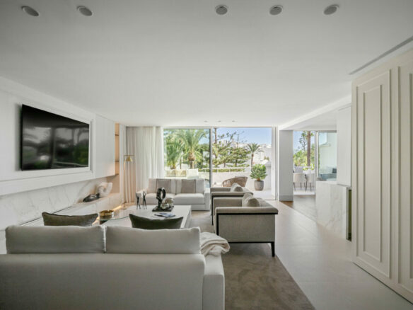FOR SALE 🏡 Frontline Beach Duplex Penthouse with Rooftop Terrace and Sea Views – Golden Mile, Marbella 🇪🇸