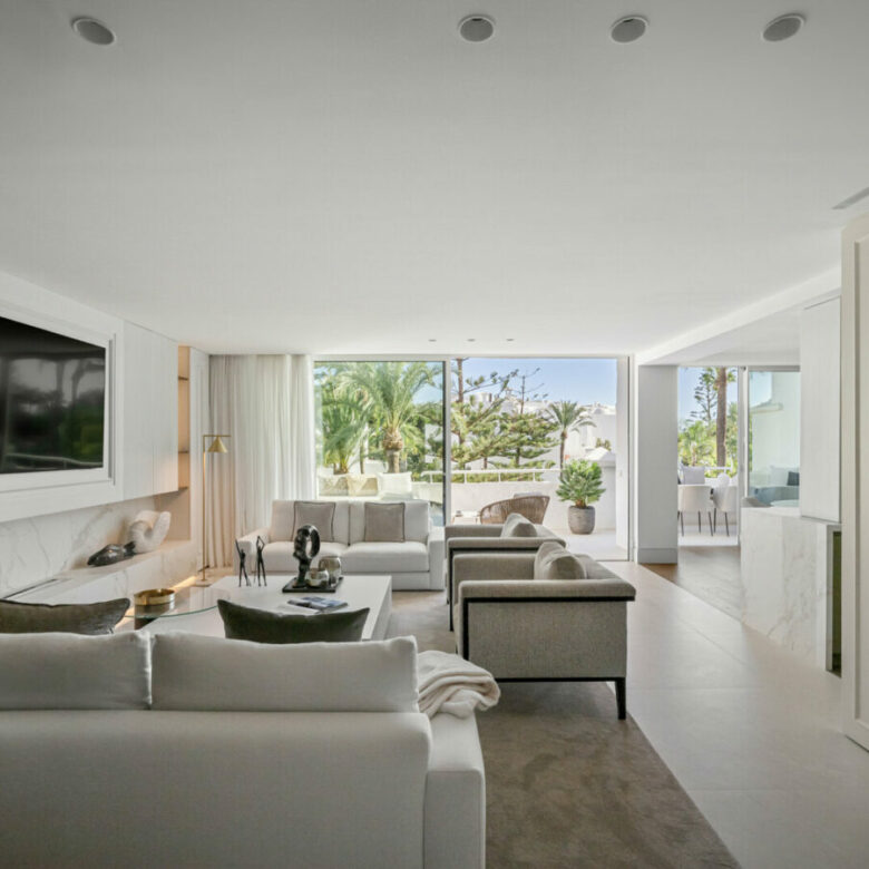 FOR SALE 🏡 Frontline Beach Duplex Penthouse with Rooftop Terrace and Sea Views – Golden Mile, Marbella 🇪🇸
