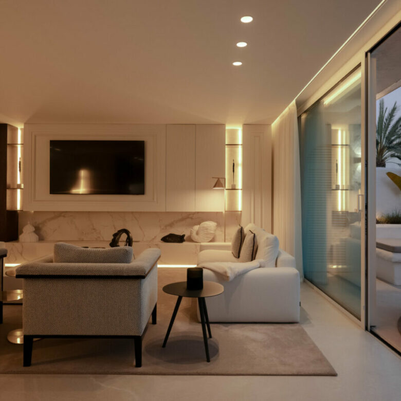 FOR SALE 🏡 Frontline Beach Duplex Penthouse with Rooftop Terrace and Sea Views – Golden Mile, Marbella 🇪🇸