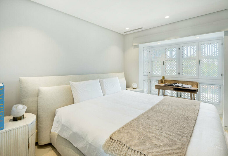 FOR SALE 🏡 Fully Renovated Four-Bedroom Duplex Penthouse Steps from the Beach – Golden Mile, Marbella 🇪🇸