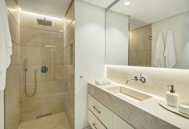 FOR SALE 🏡 Fully Renovated Four-Bedroom Duplex Penthouse Steps from the Beach – Golden Mile, Marbella 🇪🇸