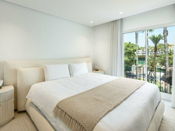 FOR SALE 🏡 Fully Renovated Four-Bedroom Duplex Penthouse Steps from the Beach – Golden Mile, Marbella 🇪🇸