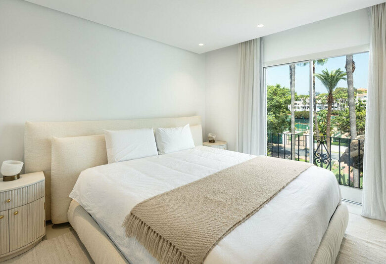 FOR SALE 🏡 Fully Renovated Four-Bedroom Duplex Penthouse Steps from the Beach – Golden Mile, Marbella 🇪🇸
