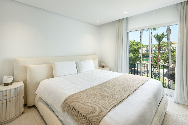 FOR SALE 🏡 Fully Renovated Four-Bedroom Duplex Penthouse Steps from the Beach – Golden Mile, Marbella 🇪🇸