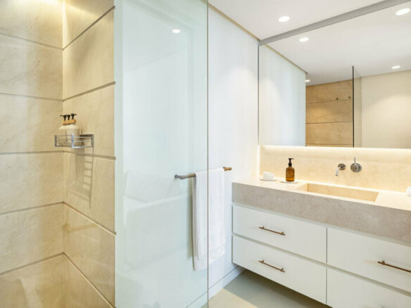 FOR SALE 🏡 Fully Renovated Four-Bedroom Duplex Penthouse Steps from the Beach – Golden Mile, Marbella 🇪🇸