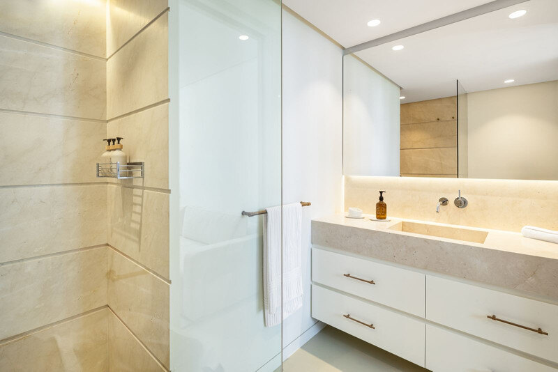 FOR SALE 🏡 Fully Renovated Four-Bedroom Duplex Penthouse Steps from the Beach – Golden Mile, Marbella 🇪🇸