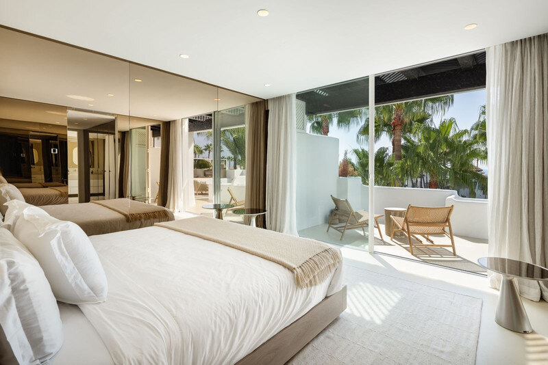 FOR SALE 🏡 Fully Renovated Four-Bedroom Duplex Penthouse Steps from the Beach – Golden Mile, Marbella 🇪🇸