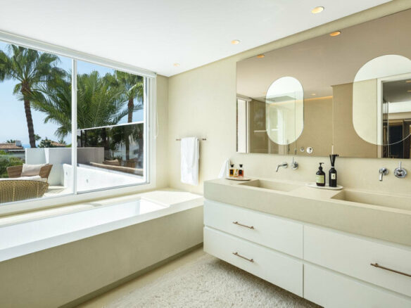 FOR SALE 🏡 Fully Renovated Four-Bedroom Duplex Penthouse Steps from the Beach – Golden Mile, Marbella 🇪🇸