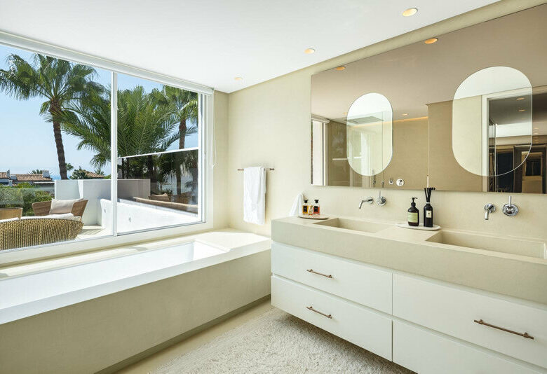 FOR SALE 🏡 Fully Renovated Four-Bedroom Duplex Penthouse Steps from the Beach – Golden Mile, Marbella 🇪🇸