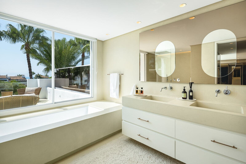 FOR SALE 🏡 Fully Renovated Four-Bedroom Duplex Penthouse Steps from the Beach – Golden Mile, Marbella 🇪🇸