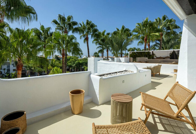 FOR SALE 🏡 Fully Renovated Four-Bedroom Duplex Penthouse Steps from the Beach – Golden Mile, Marbella 🇪🇸