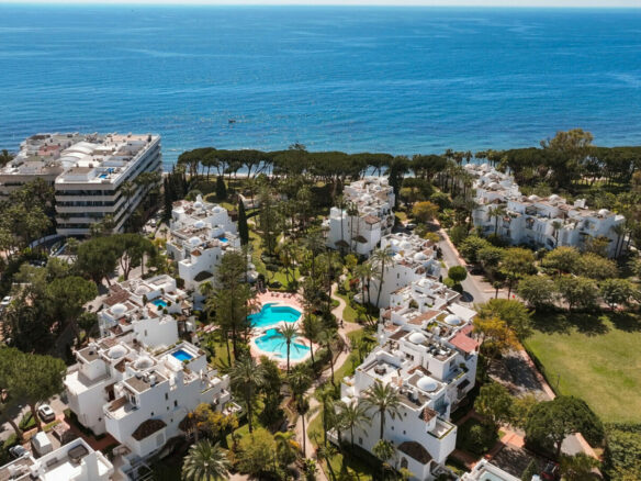 FOR SALE 🏡 Frontline Beach Duplex Penthouse with Rooftop Terrace and Sea Views – Golden Mile, Marbella 🇪🇸