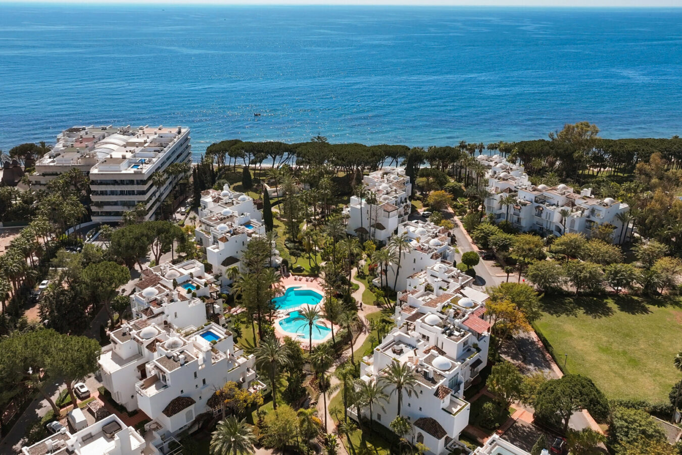 FOR SALE 🏡 Frontline Beach Duplex Penthouse with Rooftop Terrace and Sea Views – Golden Mile, Marbella 🇪🇸