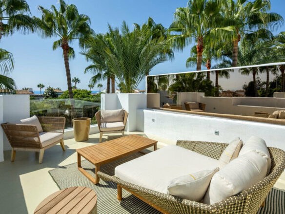 FOR SALE 🏡 Fully Renovated Four-Bedroom Duplex Penthouse Steps from the Beach – Golden Mile, Marbella 🇪🇸