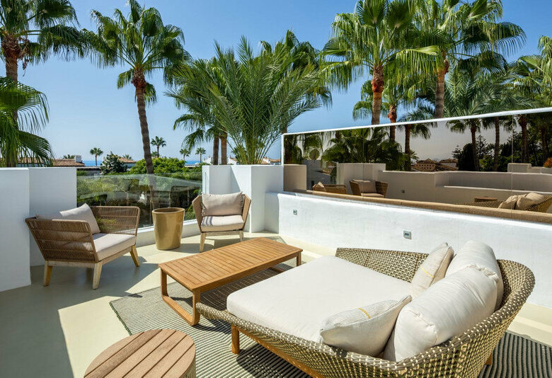 FOR SALE 🏡 Fully Renovated Four-Bedroom Duplex Penthouse Steps from the Beach – Golden Mile, Marbella 🇪🇸