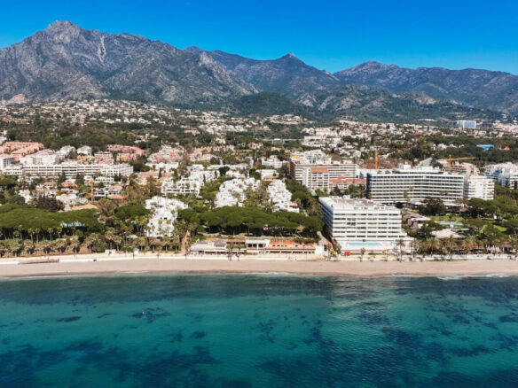 FOR SALE 🏡 Frontline Beach Duplex Penthouse with Rooftop Terrace and Sea Views – Golden Mile, Marbella 🇪🇸