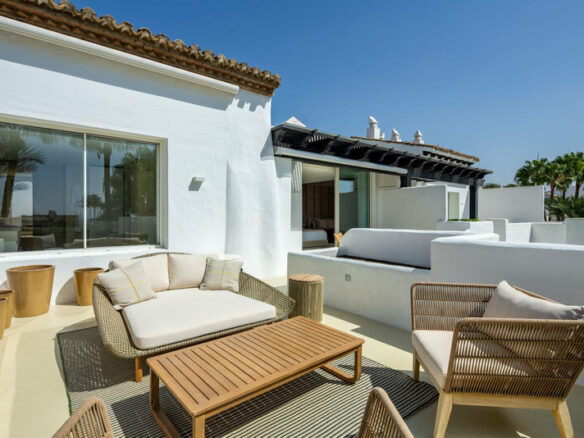 FOR SALE 🏡 Fully Renovated Four-Bedroom Duplex Penthouse Steps from the Beach – Golden Mile, Marbella 🇪🇸