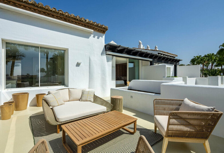 FOR SALE 🏡 Fully Renovated Four-Bedroom Duplex Penthouse Steps from the Beach – Golden Mile, Marbella 🇪🇸